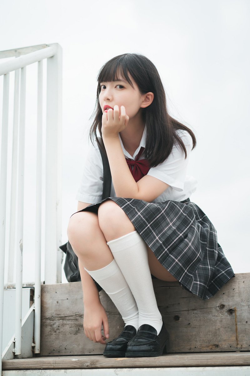 日本女生夏季校服露出内衣图片_1