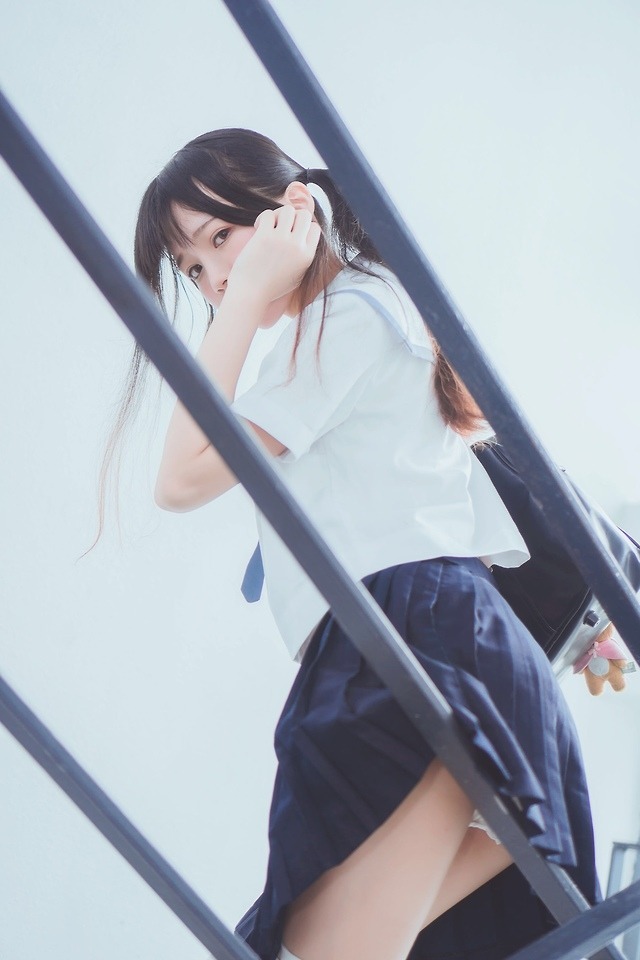 日本女生夏季校服露出内衣图片_3