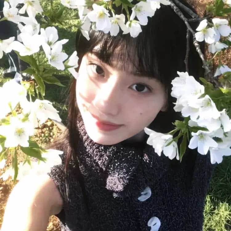 春天女生和鲜花唯美氛围感微信闺蜜头像_25