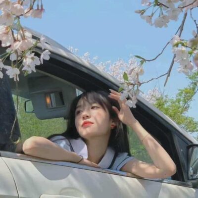 春天女生和鲜花唯美氛围感微信闺蜜头像