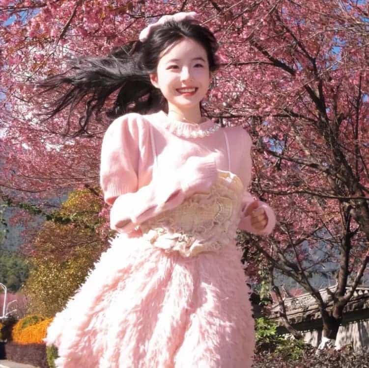 春天女生和鲜花唯美氛围感微信闺蜜头像_20