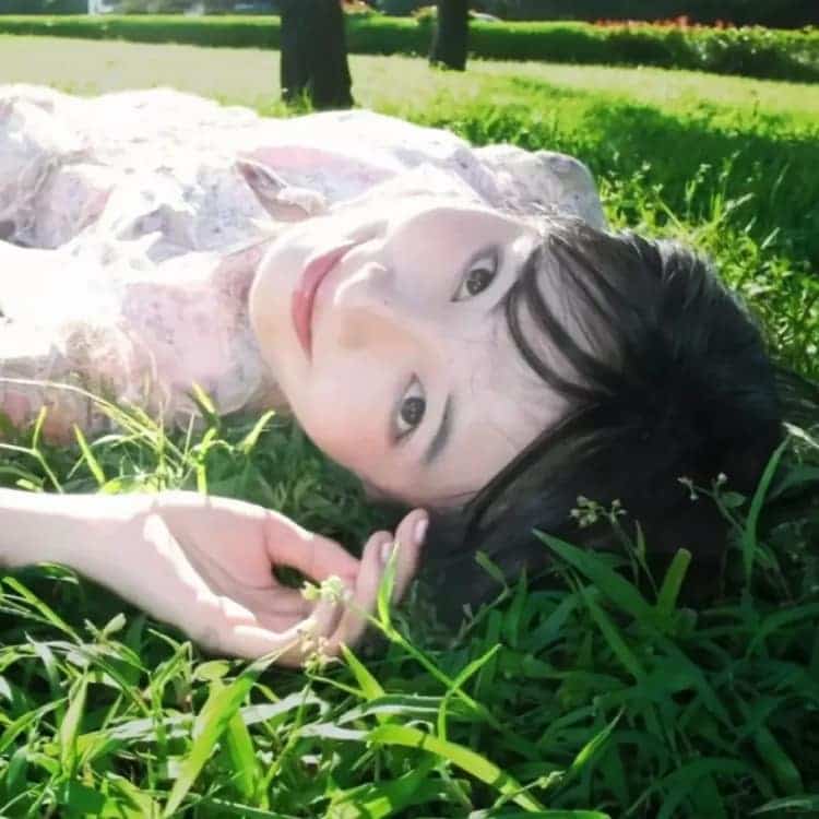 春天女生和鲜花唯美氛围感微信闺蜜头像_16