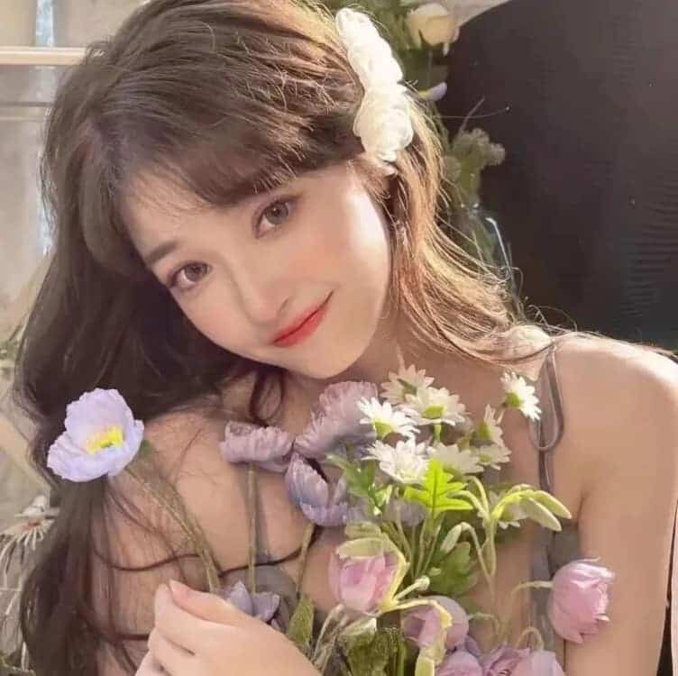 春天女生和鲜花唯美氛围感微信闺蜜头像_12