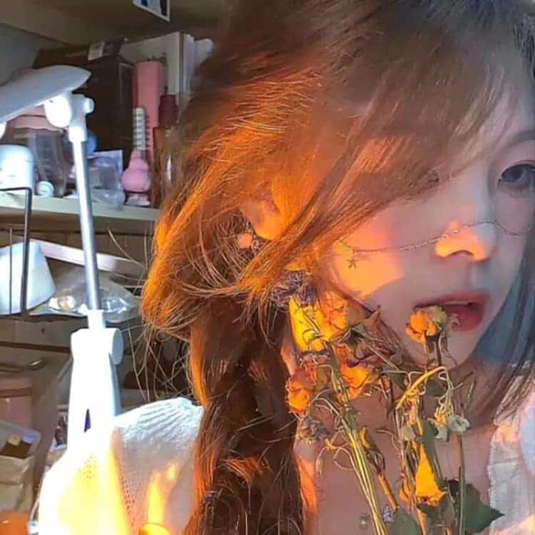 春天女生和鲜花唯美氛围感微信闺蜜头像_2