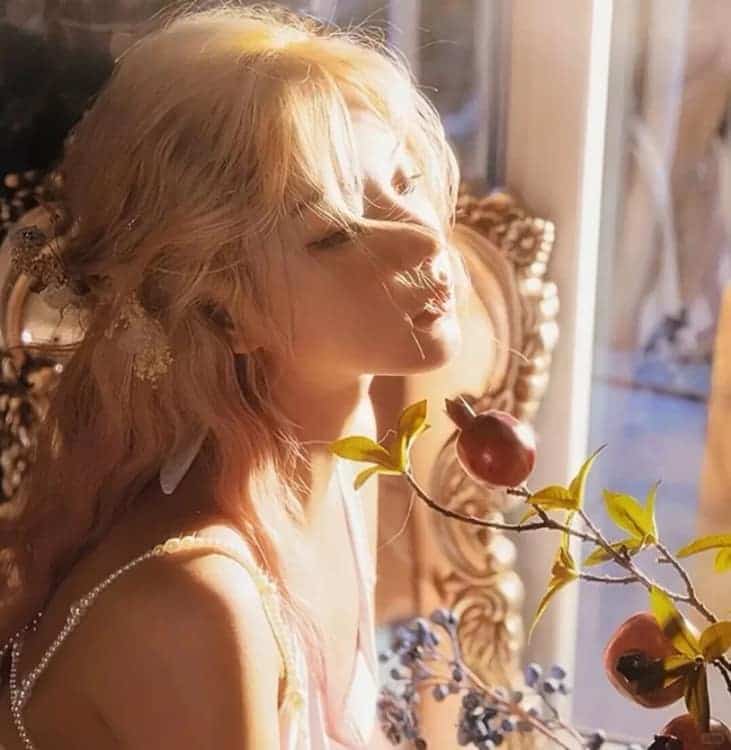 春天女生和鲜花唯美氛围感微信闺蜜头像_1