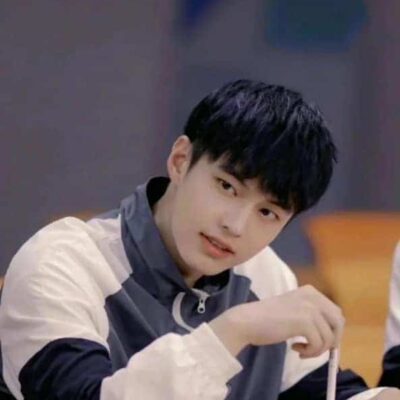 《与凤行》拂容君扮演者何与少年感生活照