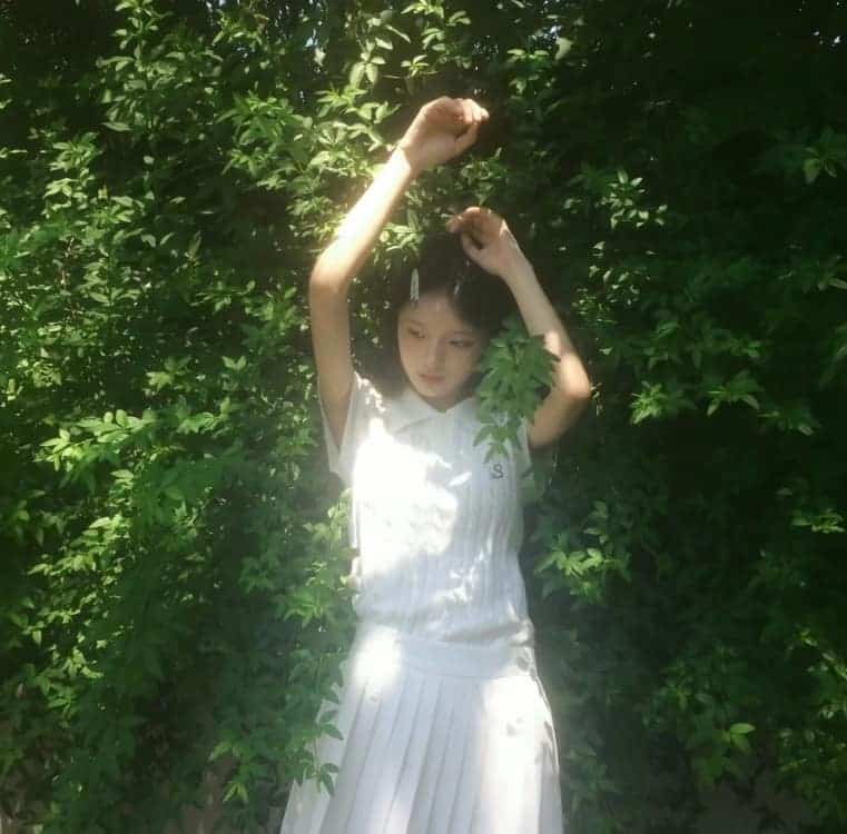 春天绿色森系唯美真人女生头像_1