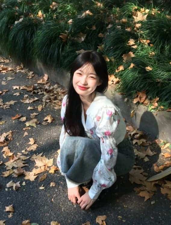 春天绿色森系唯美真人女生头像_6