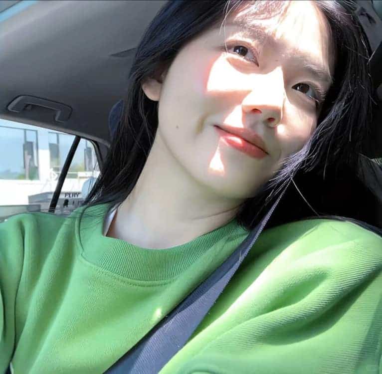 春天绿色森系唯美真人女生头像_12