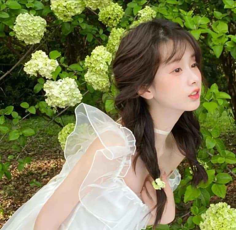 春天绿色森系唯美真人女生头像_13
