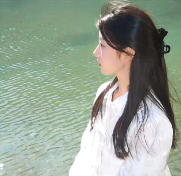 春天绿色森系唯美真人女生头像_15