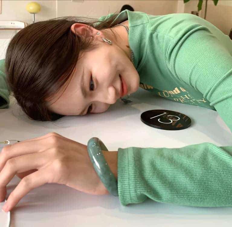 春天绿色森系唯美真人女生头像_21