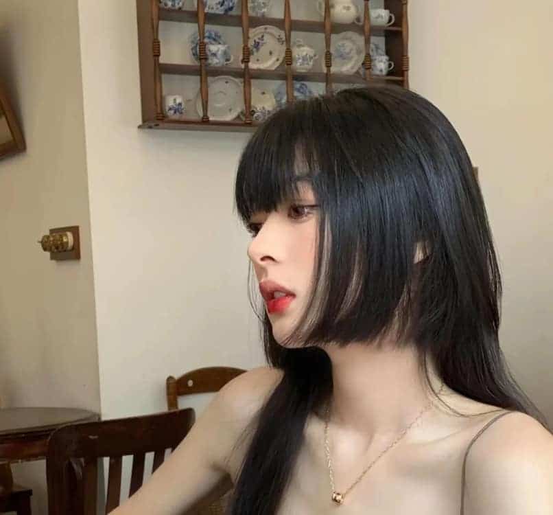 很火的公主切发型真人女生头像_1