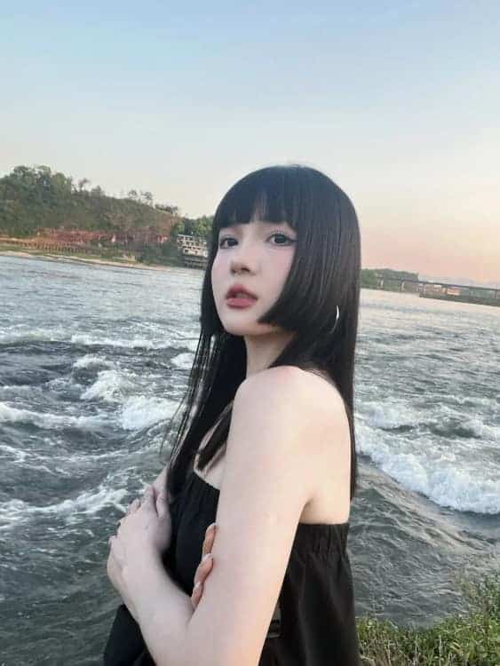 很火的公主切发型真人女生头像_10