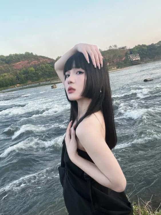 很火的公主切发型真人女生头像_11