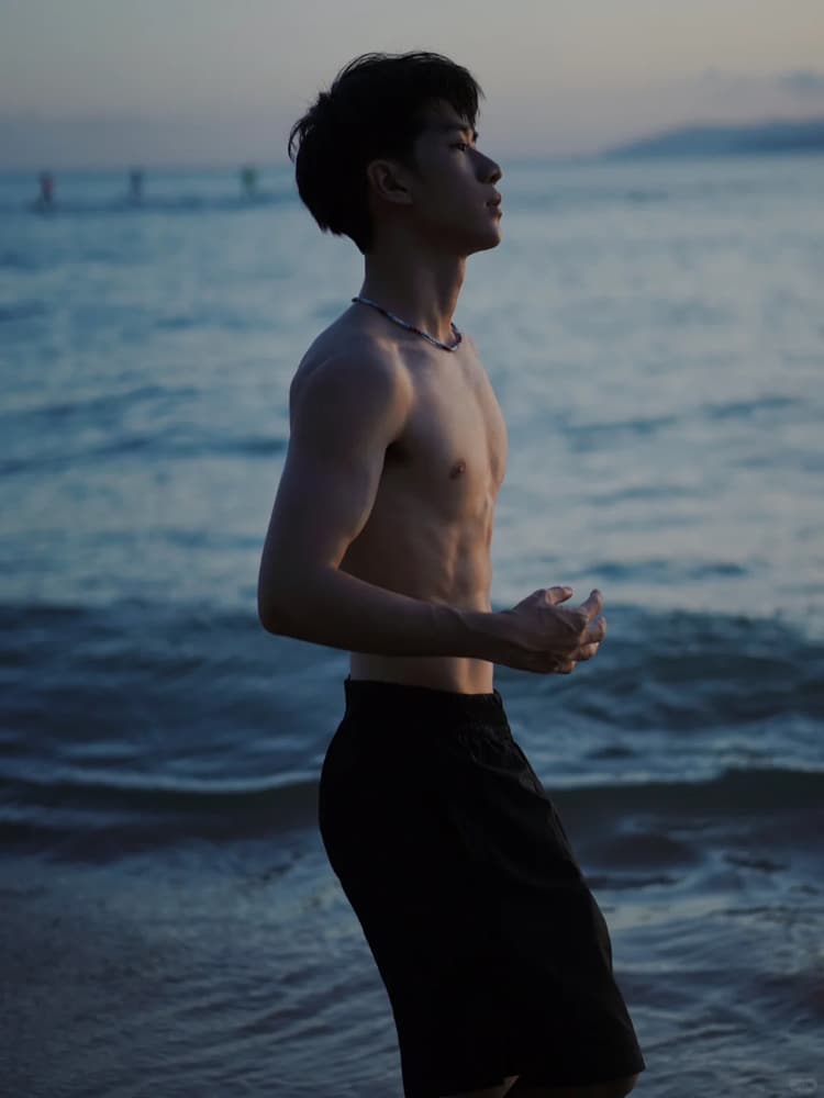 薄肌腹肌天花板的大坤男生照片_2