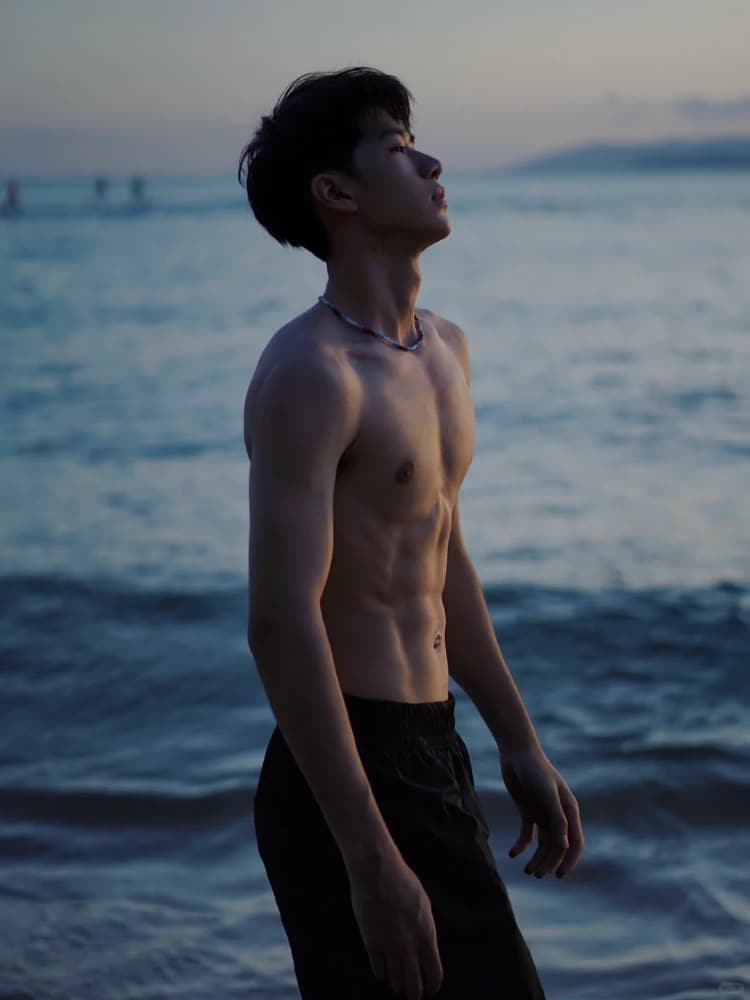 薄肌腹肌天花板的大坤男生照片_3