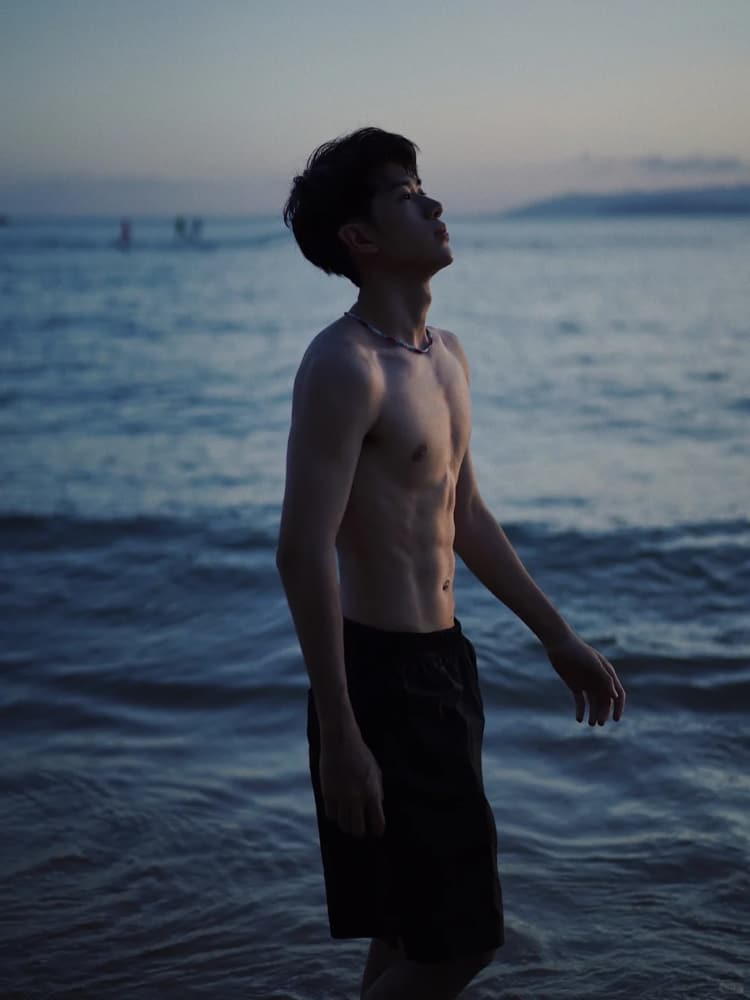 薄肌腹肌天花板的大坤男生照片_4