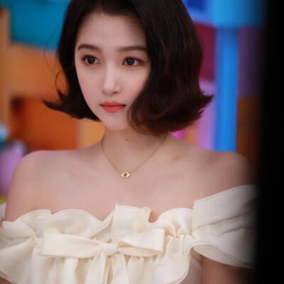 关晓彤短发造型图片，外翘短发显得成熟了许多呀！