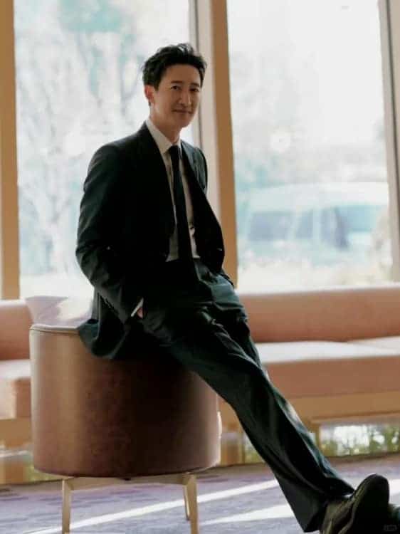 叔圈天菜王阳黑色西装成熟绅士男生头像_1