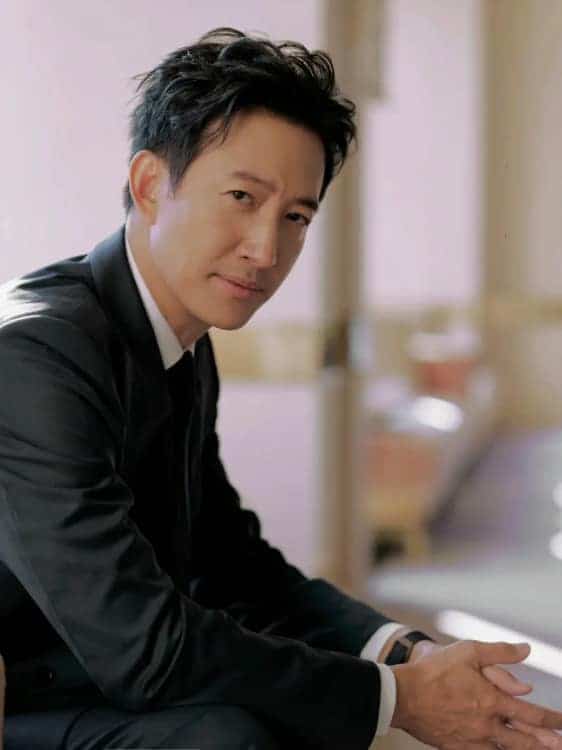 叔圈天菜王阳黑色西装成熟绅士男生头像_4