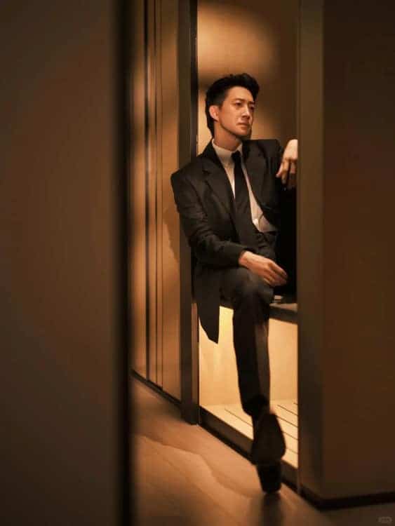 叔圈天菜王阳黑色西装成熟绅士男生头像_16