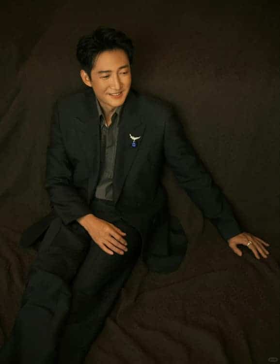 叔圈天菜王阳黑色西装成熟绅士男生头像_18