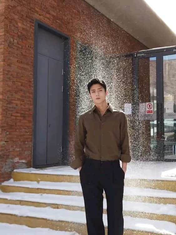 穿衬衫的陈靖可精英男友风微信头像_1