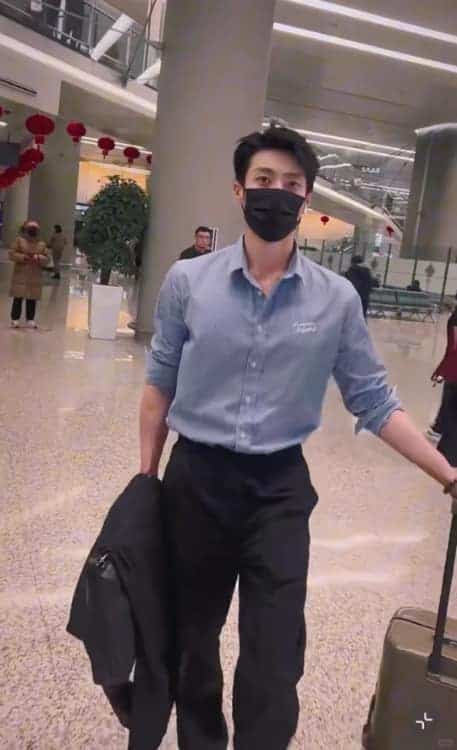 穿衬衫的陈靖可精英男友风微信头像_5