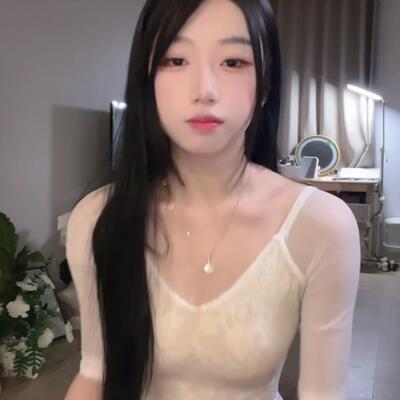舞蹈生开直播表演才艺，舞蹈生戴小玩具练劈叉