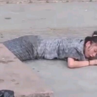 妈妈生日喝酒了没忍住尿裤子了~！