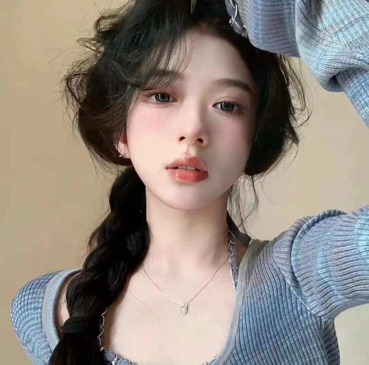 漂亮好看的感性成熟真人女生头像_10