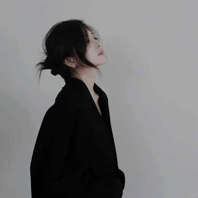 漂亮好看的感性成熟真人女生头像_13