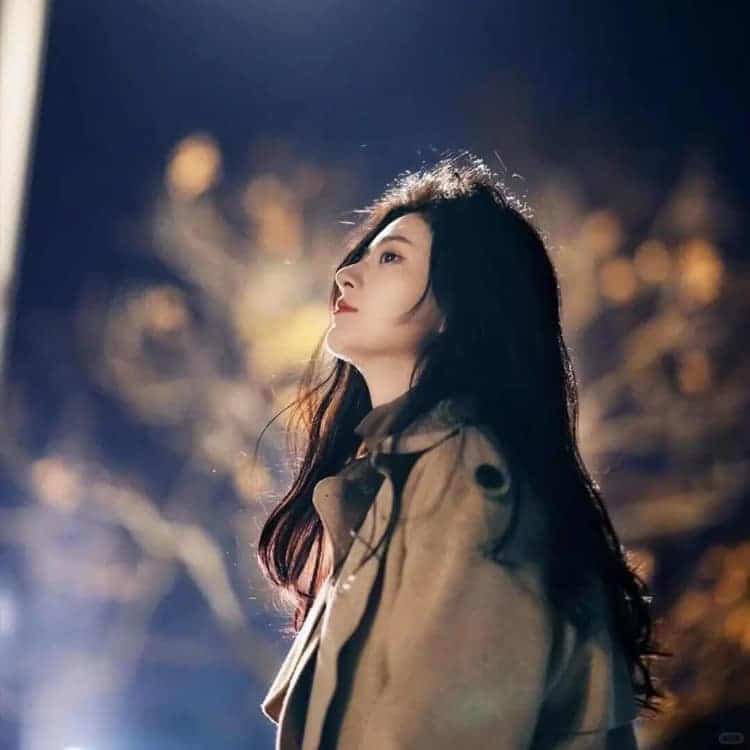 漂亮好看的感性成熟真人女生头像_17