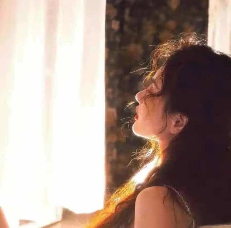 漂亮好看的感性成熟真人女生头像_22