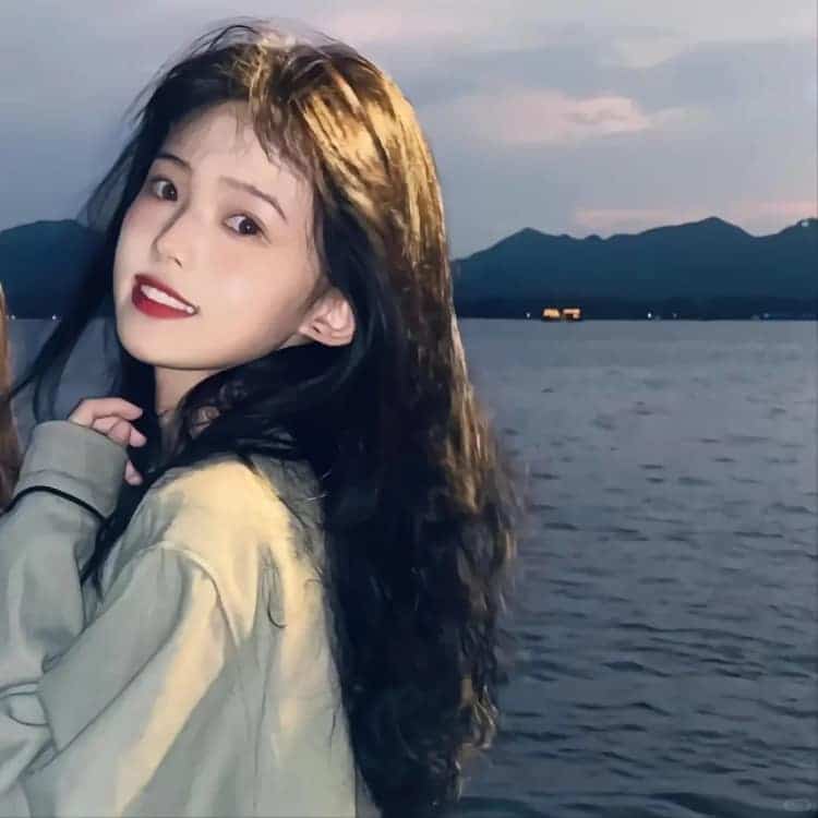 漂亮好看的感性成熟真人女生头像_23