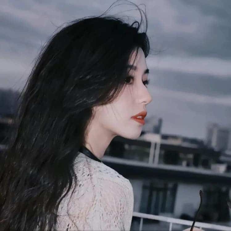 漂亮好看的感性成熟真人女生头像_24