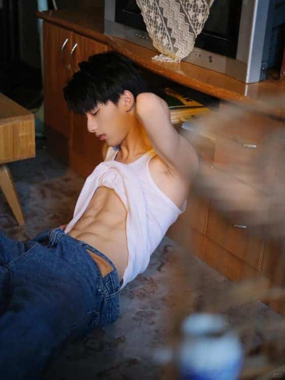让人有聊天欲望的纯欲真人男生头像_3