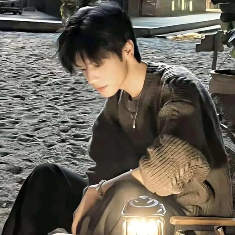 让人有聊天欲望的纯欲真人男生头像_26
