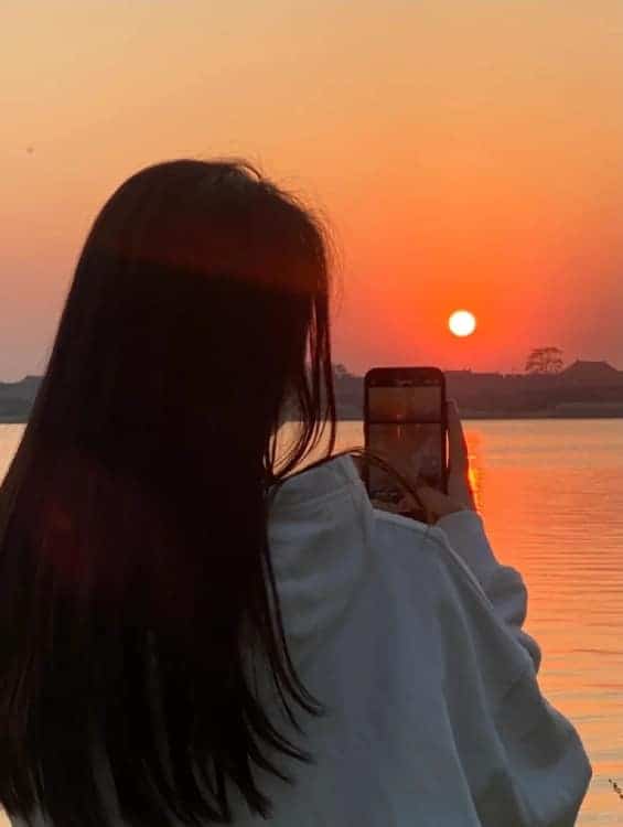 成熟韵味的30岁女人背影微信头像_1