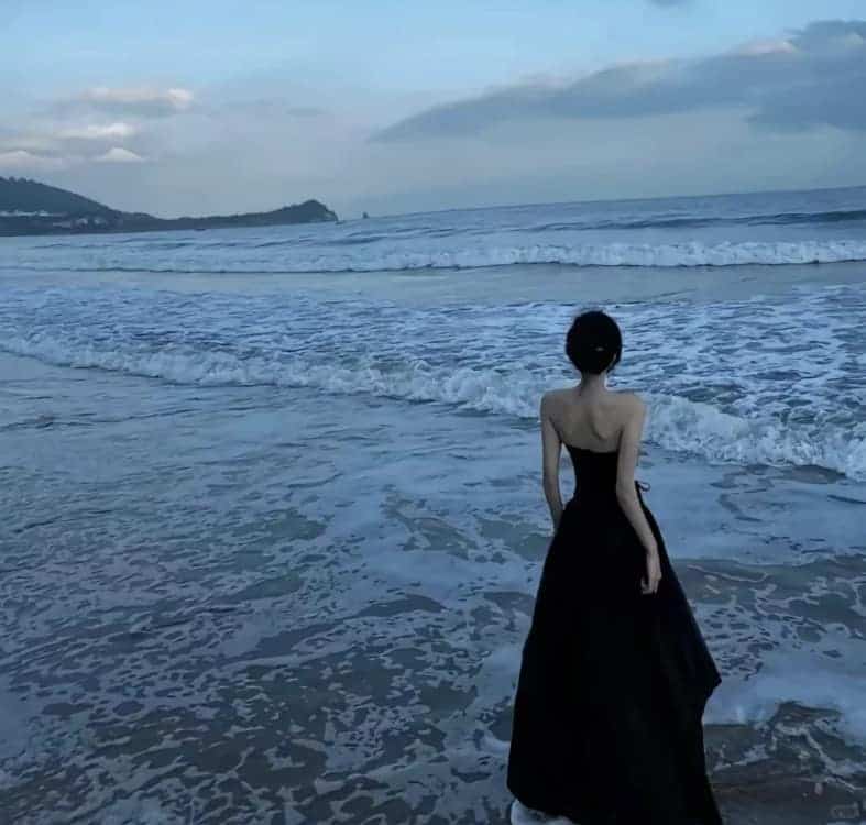 成熟韵味的30岁女人背影微信头像_10