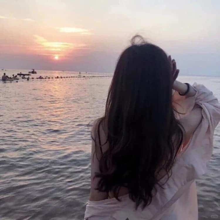 成熟韵味的30岁女人背影微信头像_12