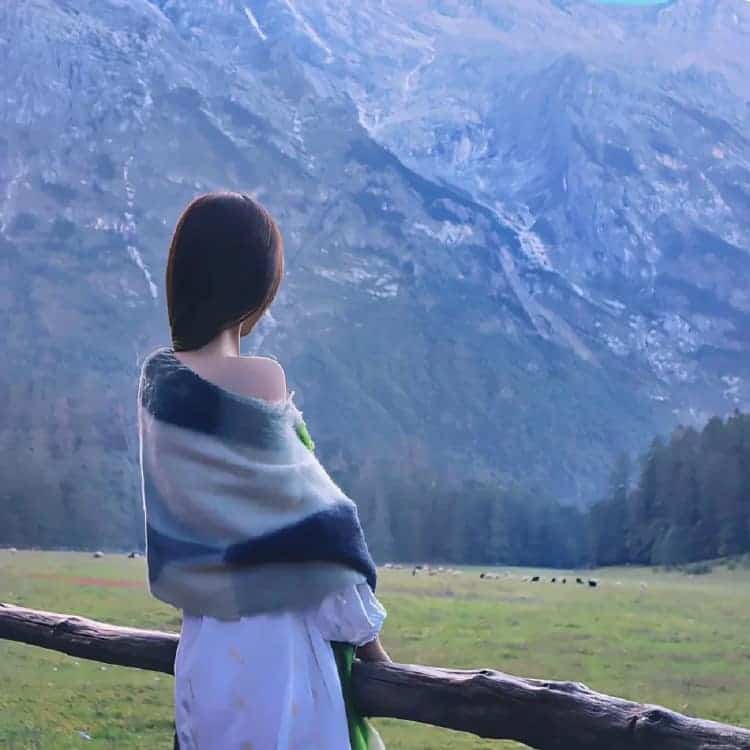成熟韵味的30岁女人背影微信头像_19