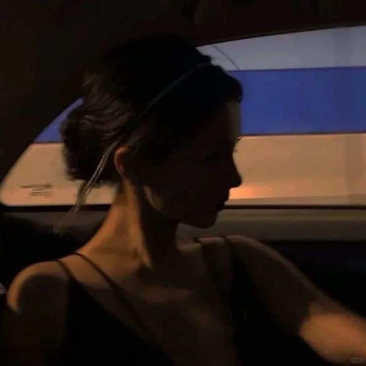 漂亮有气质感性成熟女生头像_25