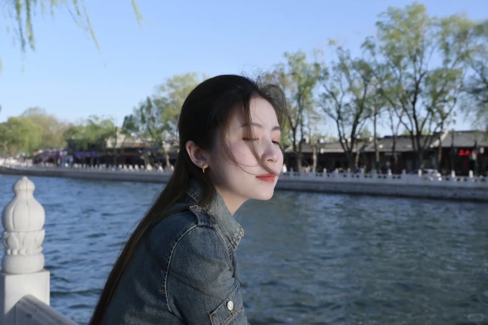 北京什刹海后海的美女自拍图片_1