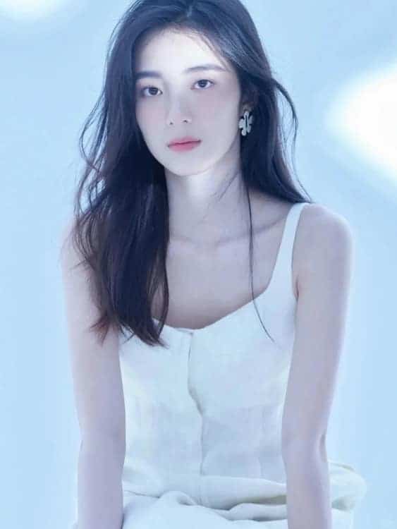 万鹏适合做头像的照片 白月光清冷气质长发女神头像_6
