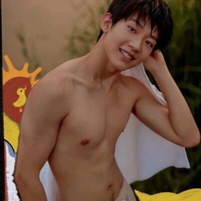 帅气男星吴俊霆八块腹肌小狼狗青涩身材照片