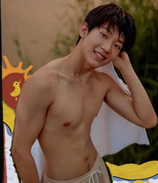 帅气男星吴俊霆八块腹肌小狼狗青涩身材照片_1