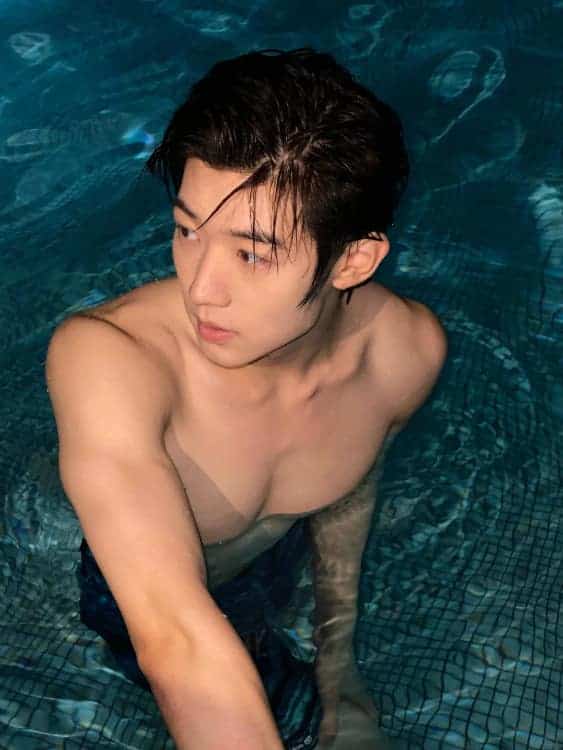 帅气男星吴俊霆八块腹肌小狼狗青涩身材照片_2