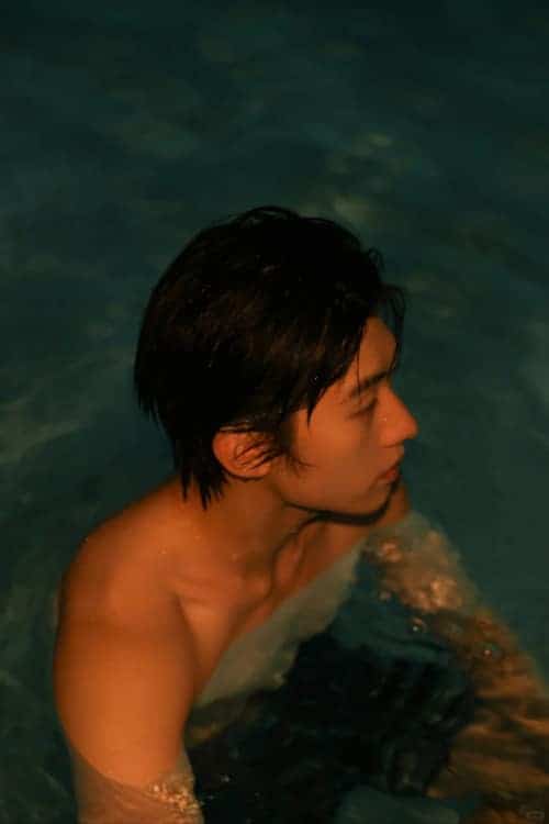 帅气男星吴俊霆八块腹肌小狼狗青涩身材照片_3